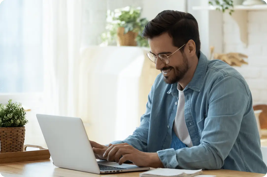 Homme travaillant sur un ordinateur