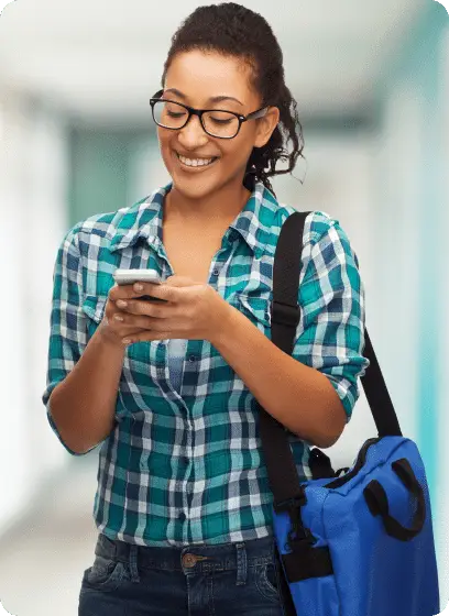 Une femme à lunettes regarde son téléphone portable