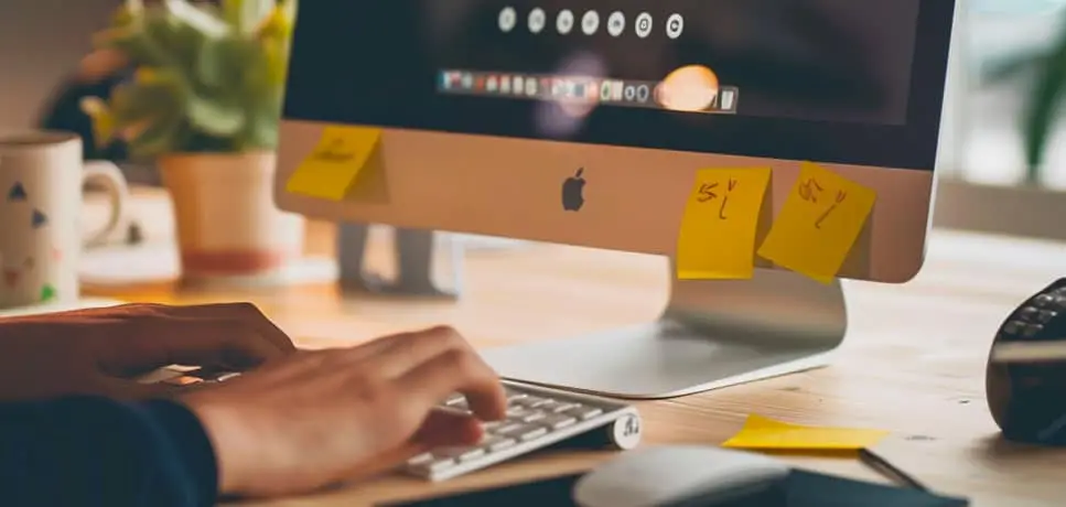 Bureau avec authentification et mots de passe notés sur des post-its